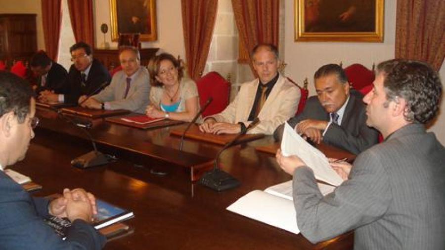 O vicerreitor de Relacións Institucionais recibiu á comitiva marroquí encabezada polo ministro Nabil Benabdallah (segundo polo dereita)