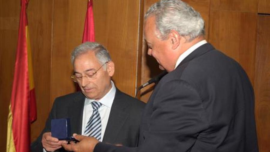 O catedrático da USC Manuel Luis Sanmartín Durán recibiu o galardón da man do profesor Más Coma