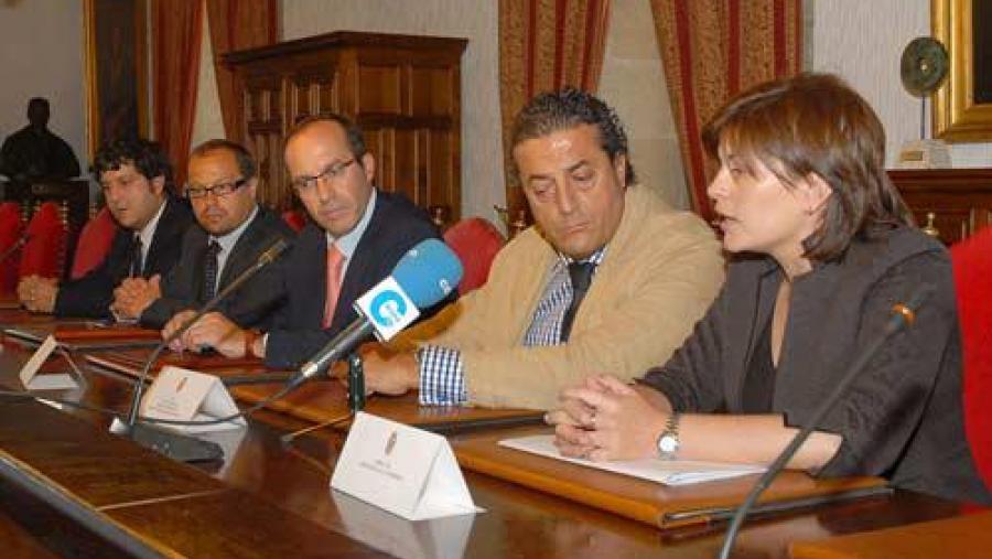 De esquerda a dereita: José Luis Mora, delegado para Galicia de Biomet; Jordi Carmona Vargas,  director xeral da empresa Biomet 3i Dental Iberica; Senén Barro, reitor da Universidade de Santiago;...