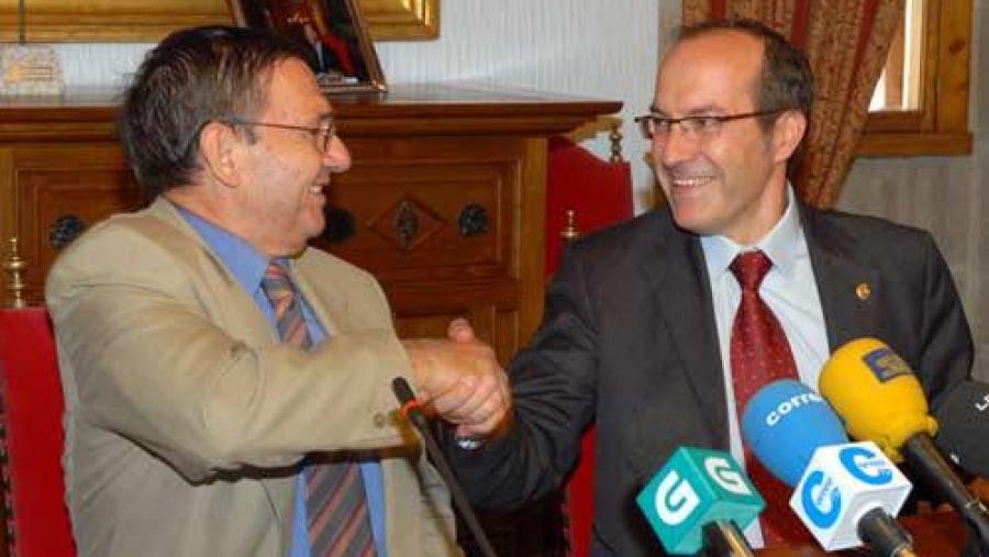 O acordo asinárono o reitor (á dereita) da Universidade de Santiago, Senén Barro, e o xefe comercial da Área de Negocio Norte da Dirección Xeral de Servizos de Alta Velocidade- Longa Distancia de...