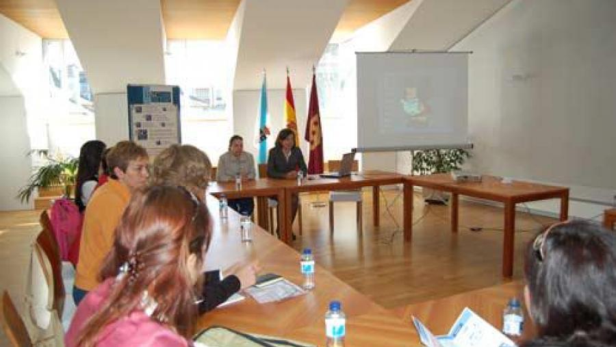 A vicerreitora adxunta de Infraestruturas e Servizos, Celia Besteiro e a Concelleira de Emprego Sonia Méndez deron a benvida aos asistentes á reunión previa ás xornadas