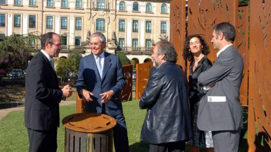 Acisclo Manzano, no centro, conversa con Senén Barro e Emilio Pérez Touriño en presenza de Ánxela Bugallo e Lourenzo Fernández