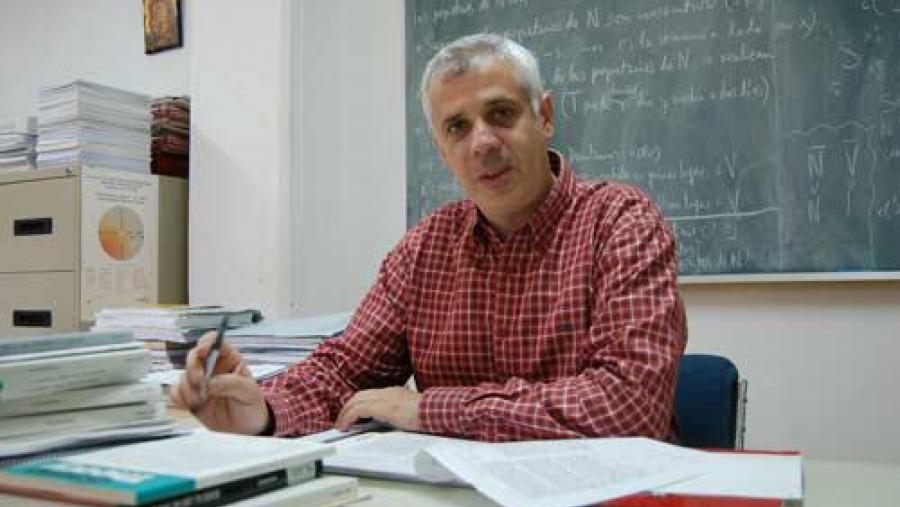 O catedrático da USC Ignacio García Jurado no seu despacho da Facultade de Matemáticas