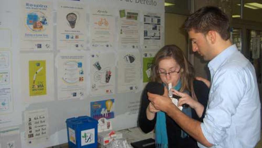 Ás medicións gratuítas de CO no aire expirado sometéronse 723 universitarios