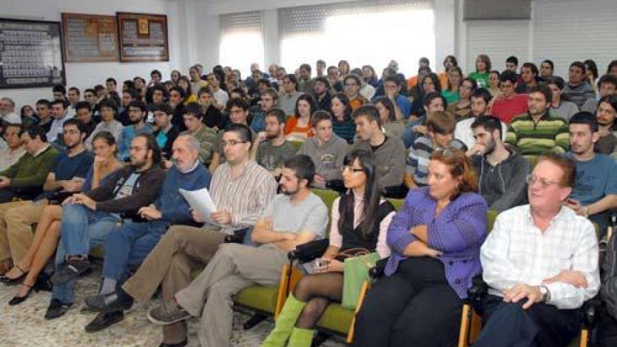 Un numeroso grupo de investigadores acudiu á xuntanza co Nobel Frank Wilczek na Facultade de Física