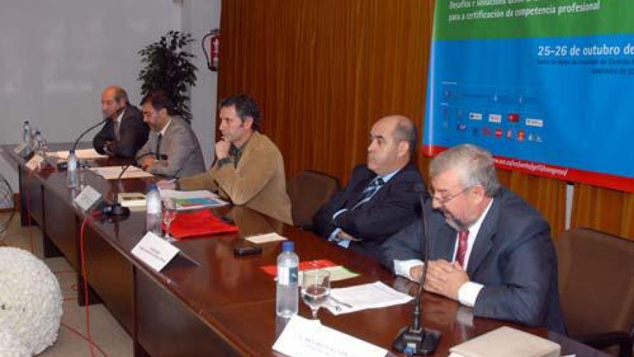A inauguración presidiuna o vicerreitor de Relacións Institucionais, Lourenzo Fernández Prieto (no centro)