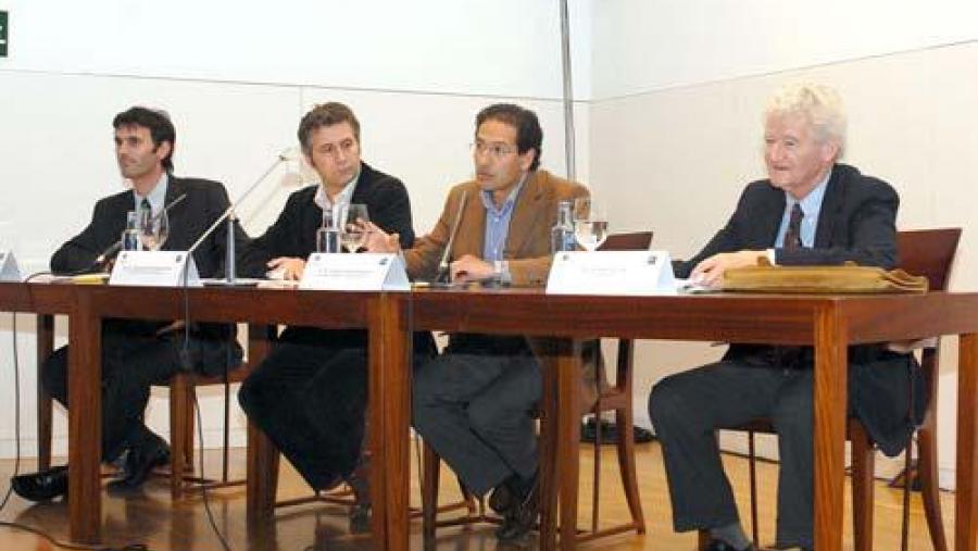 De esquerda a dereita, Jorge Mira, Lourenzo Fernández Prieto, Andrés Fariña e Peter Lax este martes na súa conferencia no CGAC