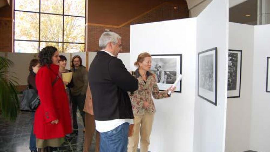 O vicerreitor de Cultura, a  decana de Veterinaria e unha representante do CEIDA inauguraron a mostra
