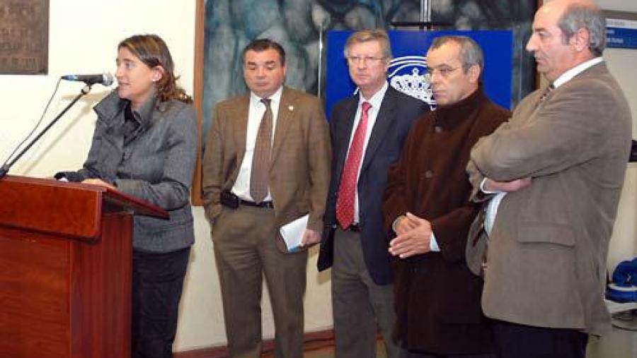 Ao acto inaugural asistiron, de esquerda a dereita, Maite Cancelo, Xosé R. Leis, José M. Mayán, Xosé Manuel Iglesias e Pastor Fuenteseca