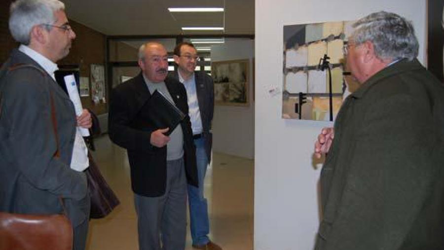 Membros do xurado observan o cadro gañador do concurso de Farmacia na categoria de pintura