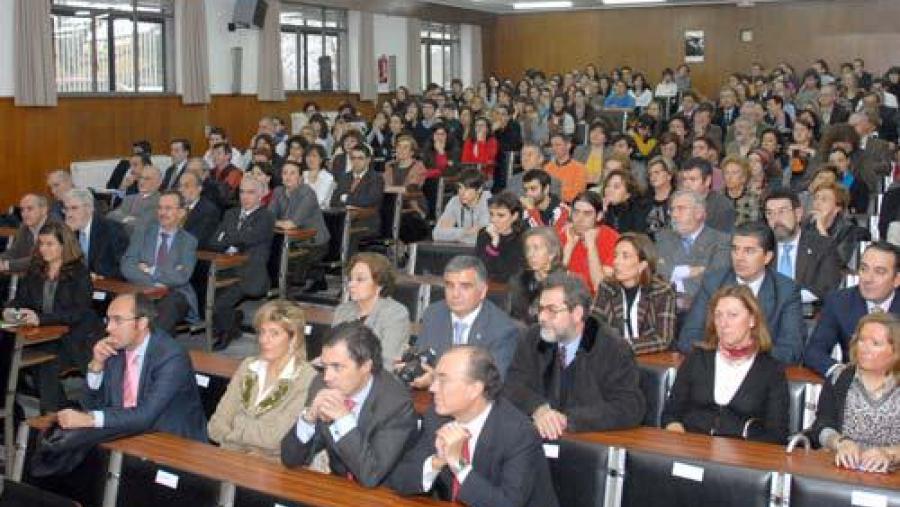 A Aula Magna da Facultade de Farmacia encheuse para presenciar a conferencia de Manuel Patarroyo