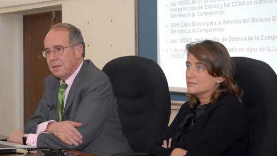 Luis Berenguer Fuster acompañado da decana Maite Cancelo na súa intervención en Ciencias Económicas