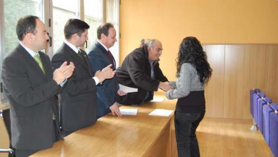 O vicerreitor, o decano de Ciencias, o director xerente do Xeral Calde, e os coordinadores do máster fixeron entrega dos diplomas