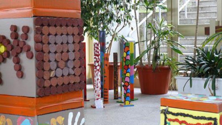 Alumnos de Maxisterio decoraron a Facultade compostelá de Ciencias da Educación