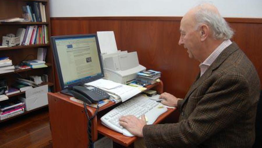 O profesor Giuseppe Richeri, conferenciante no congreso 'I+C Investigar a comunicación', visitou o Gabinete de Comunicación da USC no Colexio de San Xerome