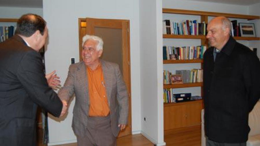 O vicerreitor Carlos Herrero saúda aos profesores cubanos Gustavo Febles (con traxe máis claro) e José Manuel Febles