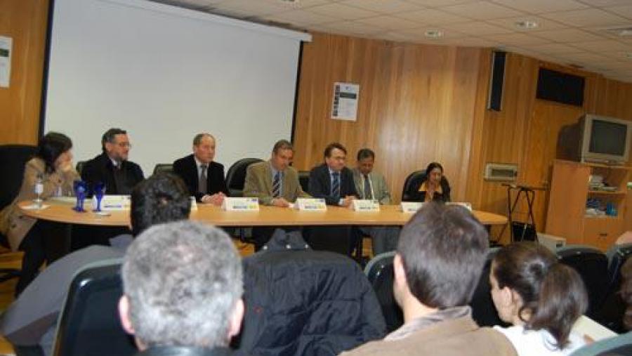 De esquerda a dereita, os profesores da USC Rosa Mosquera e Antonio Rigueiro, o concelleiro José Rábade, Agustín Merino, Javier Bueno, e o matrimonio Nair