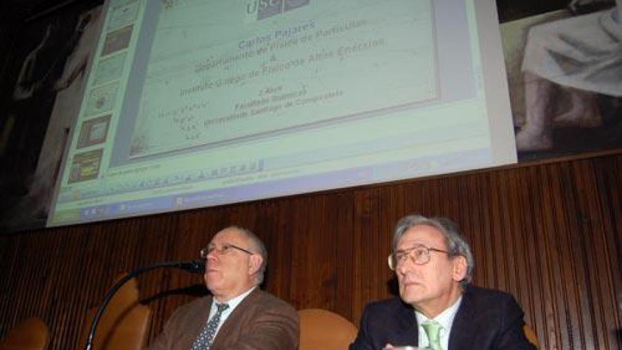 O decano de Química, Ramon José Estevez, sentado á esquerda do catedrático Carlos Pajares na conferencia