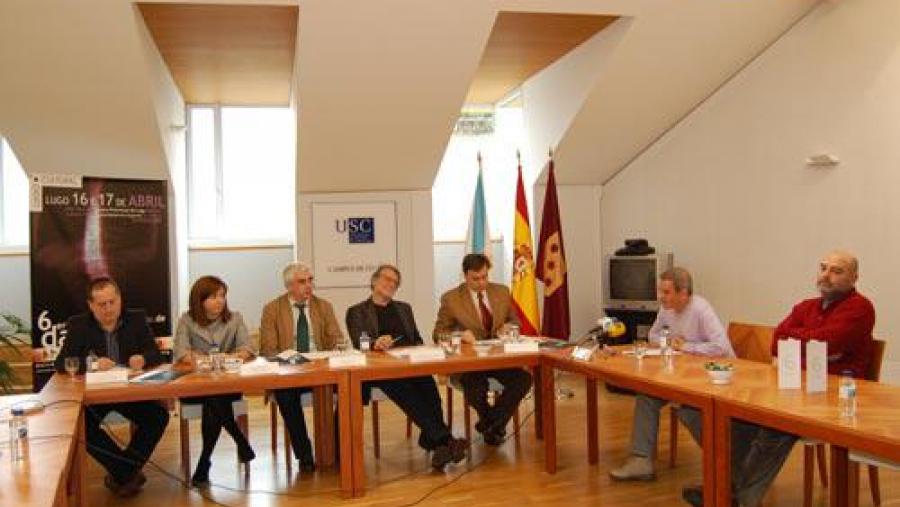 Juan Carlos Zahera, á esquerda, acompañado polos representantes das cinco institucións do Convenio Lugo Cultural e o director da área de Cultura da USC