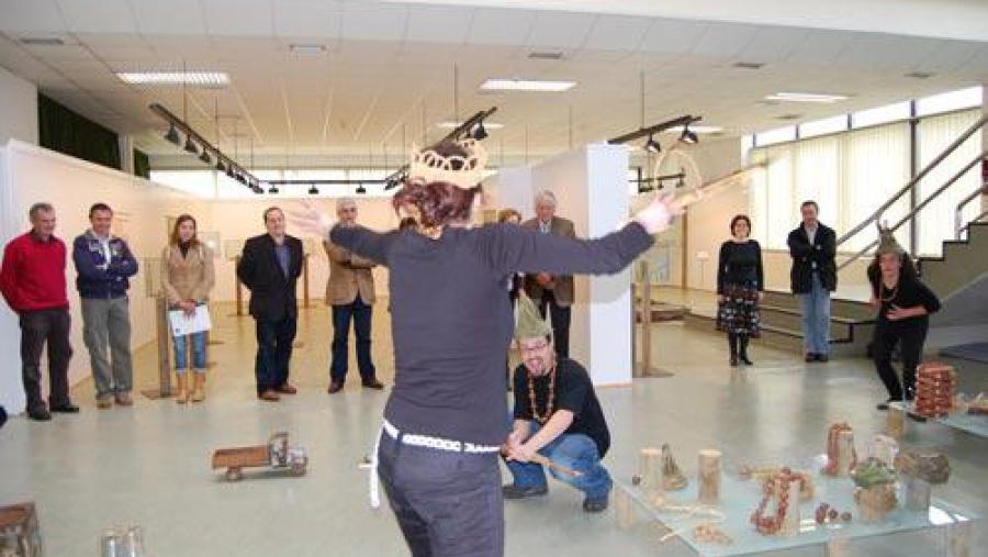 Membros do grupo Tessellas fixeron unha performance durante a inauguración