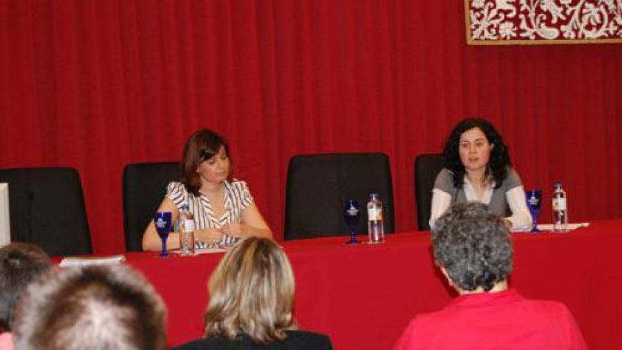 Noelia Vijande e Mónica Balboa presentaron a guía ante os estudantes e profesores