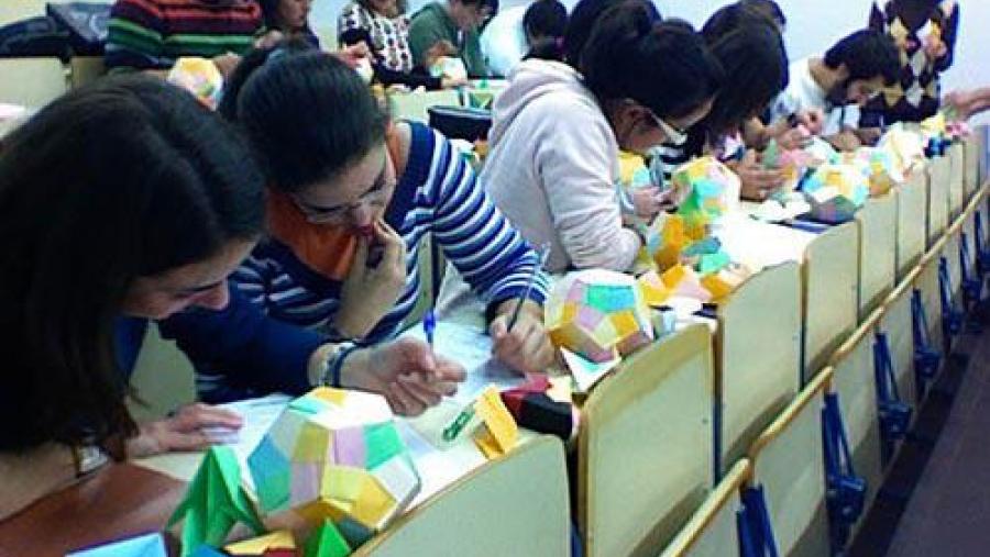Estudantes fan papiroflexia para aprender matemáticas