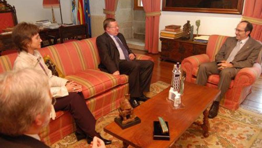 Senén Barro e Alexander I. Kuznetsov, no centro da imaxe, reunidos xunto coa responsable de cultura da Embaixada e o profesor Agustín Dosil