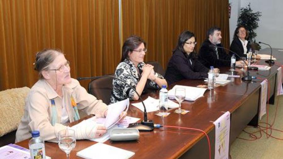 Rita Radl, a primeira pola esquerda, xunto con Carme Adán; a vicerreitora de Calidade, Dolores Álvarez; Lois Ferradás e Mar Martín na inauguración do congreso