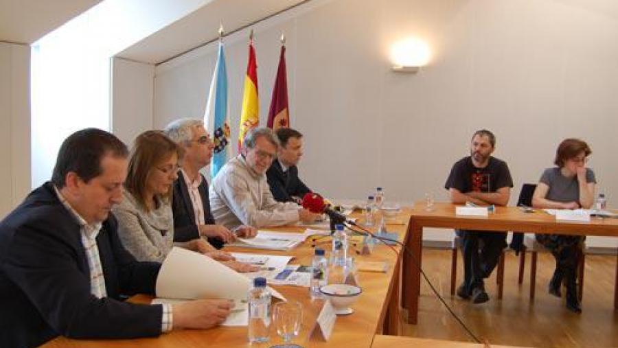 Representantes das cinco institucións que conforman Lugo Cultural presentación a programación de maio xunto a Marcos Teira e Paloma Lugilde