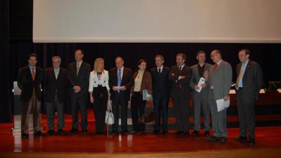 O vicerreitor de Relacións Exteriores, Lourenzo Fernández Prieto (terceiro pola dereita), representou á USC na presentación do Máster