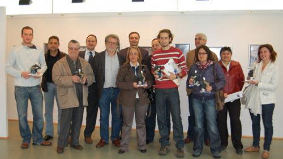 Os membros de Lugo Cultural e do xurado posan cos gañadores do certame