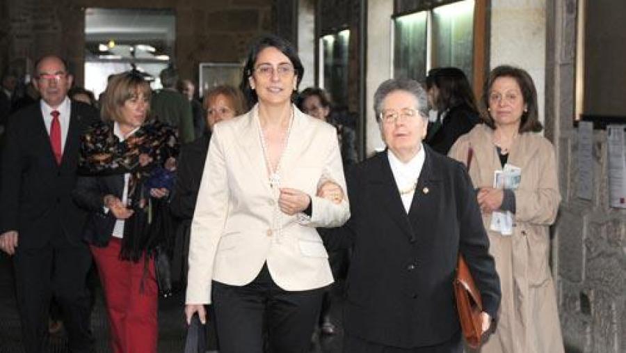 Mar Llinares agarrada da homenaxeada, a profesora Mª Pilar de Torres Luna