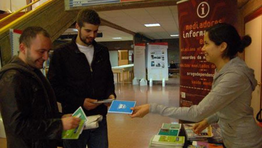 Universitarios voluntarios achegan nas Facultades información de varios servizos institucionais
