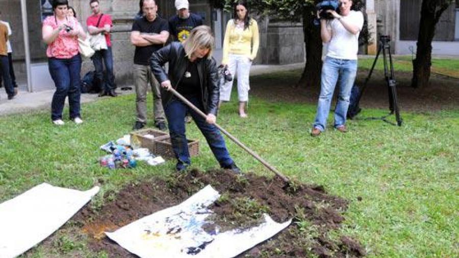 Instante no que Christina Oiticica enterra a súa obra no claustro da Facultade de Historia
