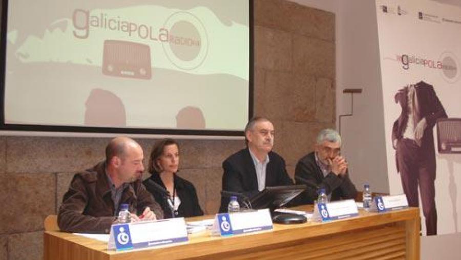 Presentación do proxecto Galicia pola radio. Dos anos trinta á actualidade , de esquerda a dereita: Xosé Soengas, catedrático de Comunicación Audiovisual da USC; Teresa Porto, directora da...