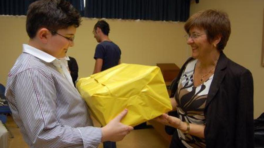 A catedrática Ángeles Luengo entregou os agasallos que premian a participación no estudo