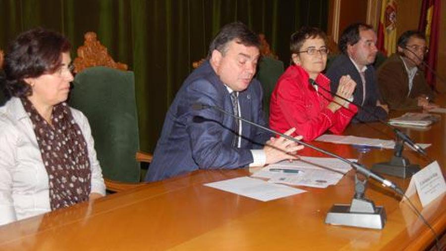 De esquerda a dereita: Teresa Pereira Lorenzo, Xosé Ramón Leis, María José Alonso, Rubén Lois e José Vila Abad