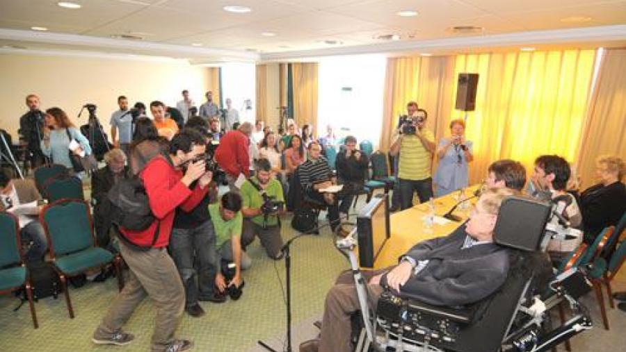 O científico británico, nun instante do seu encontro cos medios de comunicación