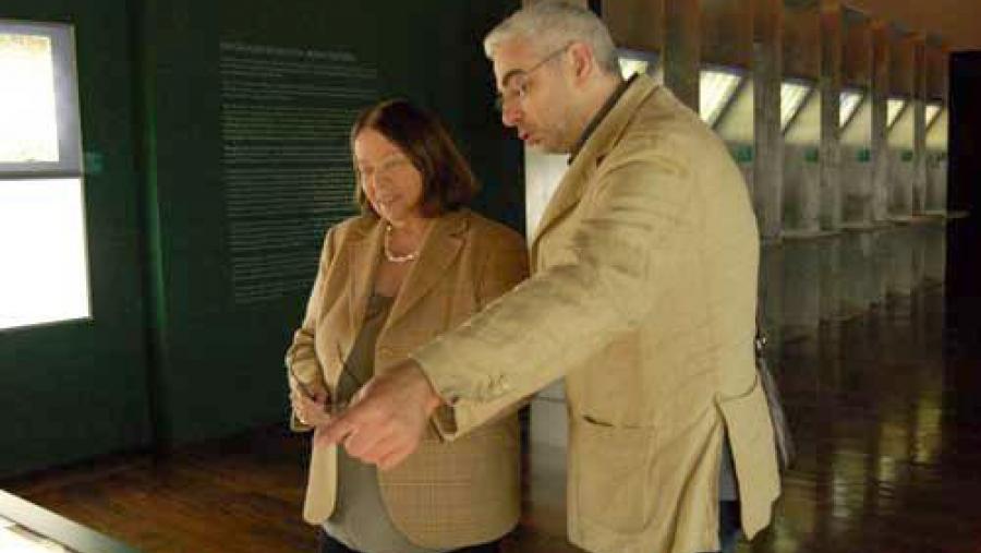 Elias J. Torres acompañou a Nélida Piñón no seu percorrido pola exposición do Colexio de Fonseca