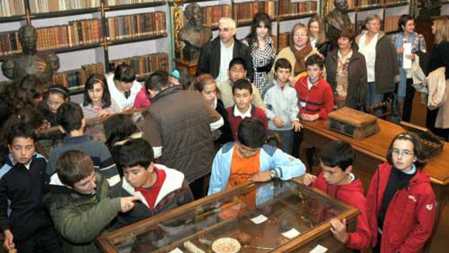 Os alumnos que participaron no proxecto 'As bibliotecas de centro como espazos interculturais' visitaron este mércores a Biblioteca América da USC