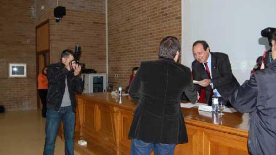 Carlos Herrero, vicerreitor de Coordinación de Campus de Lugo entrega o primeiro premio 'comunicándomos' a un spot sobre os malos tratos