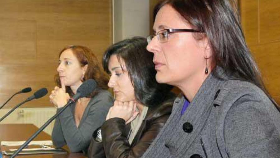 Carme Adán, en primeiro termo, acompañada pola decana de Ciencias Políticas, Nieves Lagares, interveu na inauguración das xornadas