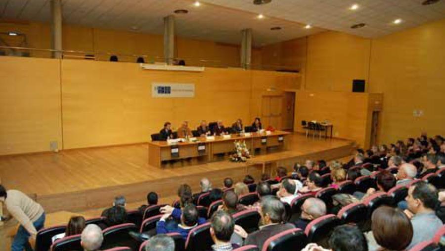 O salón de actos da Facultade encheuse con compañeiros e amigos que quixeron acompañar ao catedrático nesta homenaxe