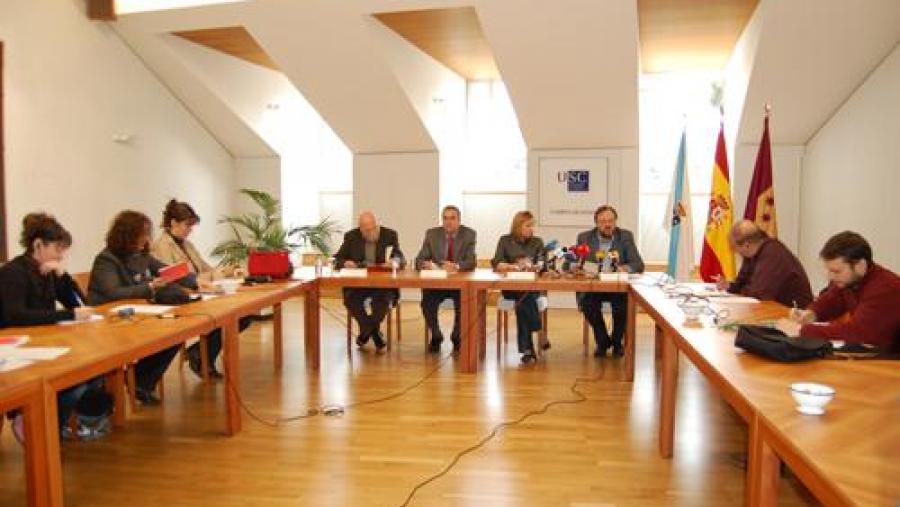 A presentación do congreso presidiuna o vicerreitor adxunto Agustín Merino (segundo pola esquerda), que estivo acompañado de Antonio Gato, Concepción Burgo e Javier Serrano
