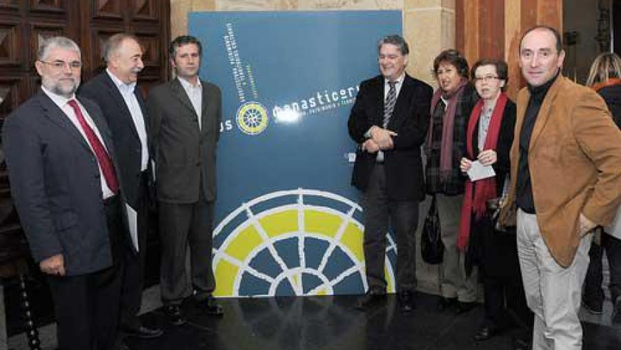 O vicerreitor Lourenzo Fernández (terceiro pola esquerda) xunto cos organizadores do simposio momentos antes da inauguración do simposio