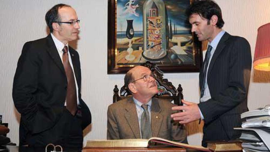 Sharpless asinou no Libro de Honra da USC en presenza do reitor e de Jorge Mira