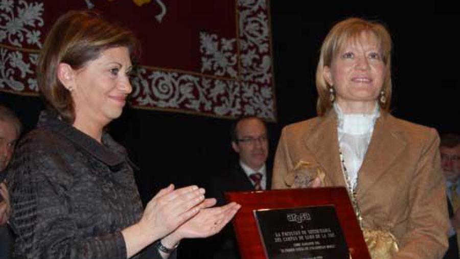 A decana da Facultade de Veterinaria, Ana Bravo (dereita), recolle o IX Premio Aresa da man da ministra de Medio Ambiente, Medio Rural e Mariño, Elena Espinosa