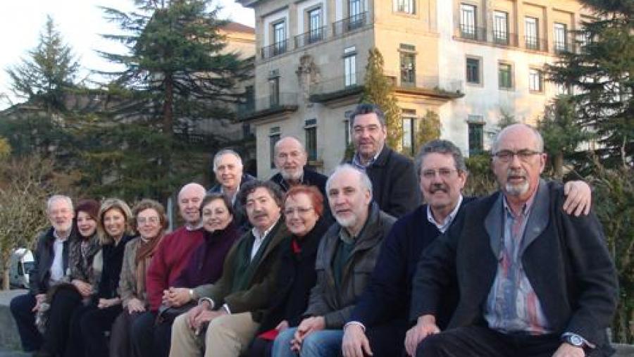 Os compañeiros retrataron realizaron unha foto de familia diante da que fóra sede do centro