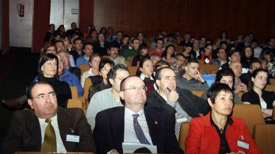Máis de 150 especialistas asistiron ao curso sobre cirurxía implantolóxica e periodoncia, na Facultade de Medicina. Na primeira fila, de esquerda a dereita, José Gandara Rey, Abel García-García e...