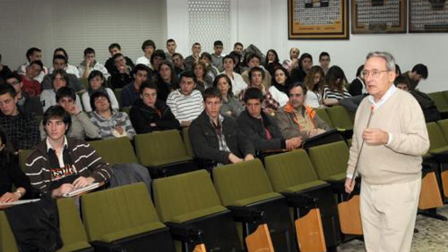 O catedrático Carlos Pajares explicoulles cuestións básicas da Física de Partículas aos estudantes de secundaria